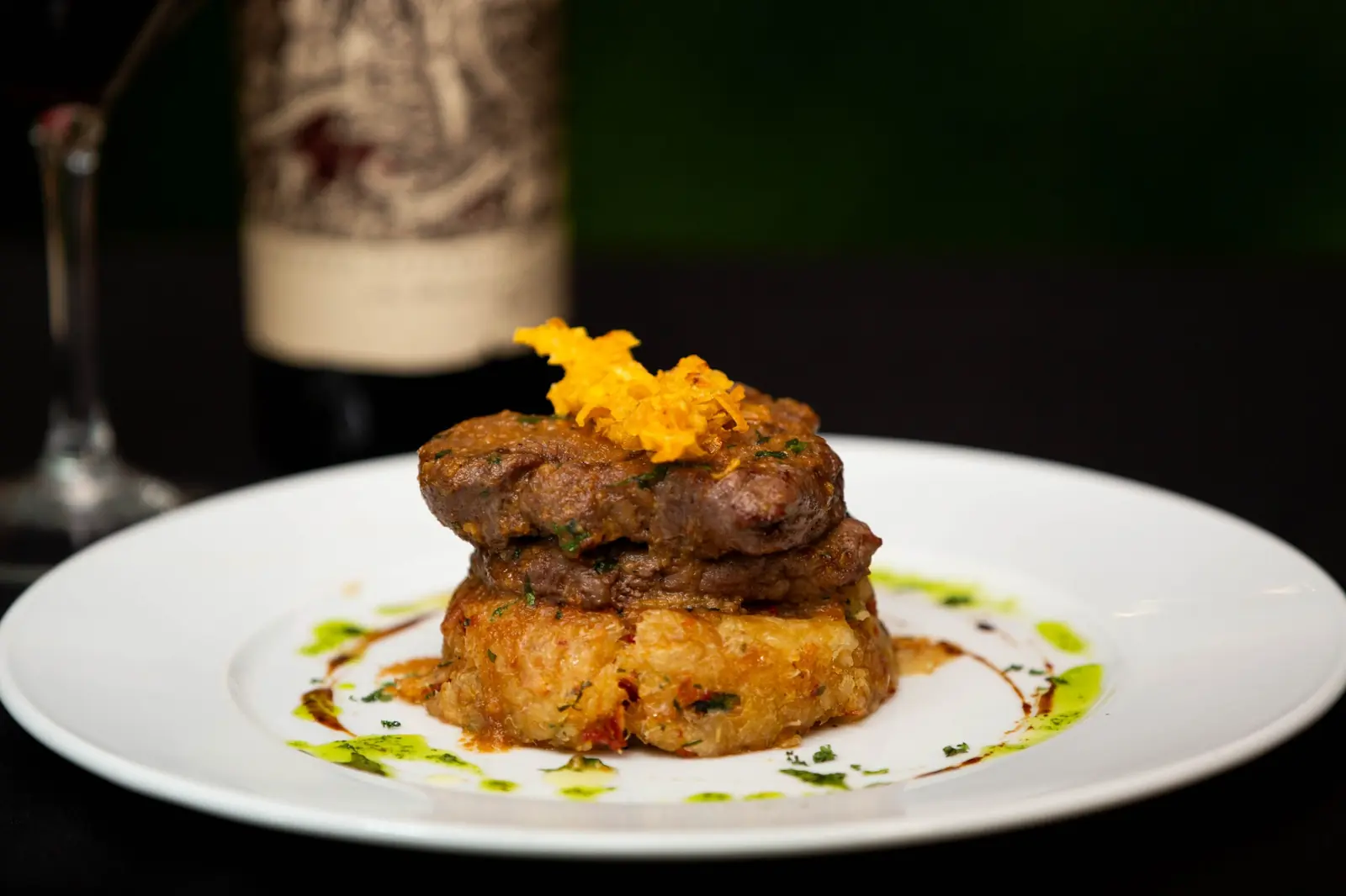 Medallones servidos con vino en Casa Fabiola
